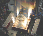 Celebrando el aniversario, antes de repartir la tarta, mediante el encendido de bengalas pirotécnicas gigantes sujetas a la base.